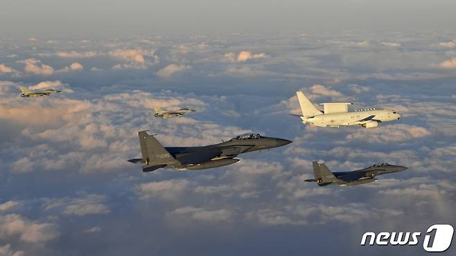 문재인 대통령이 탑승해 지휘비행 중인 공군 항공통제기 E-737기가 F-15K, F-16 전투기 편대의 호위를 받으며 상공을 비행하고 있다. (합참 제공) 2021.1.1/뉴스1