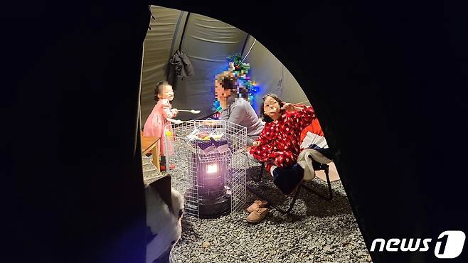 전북 완주군의 한 캠핑장에서 가족들이 즐겁게 한 해를 마무리하고 있다.(독자 제공)2020.1.1/© 뉴스1