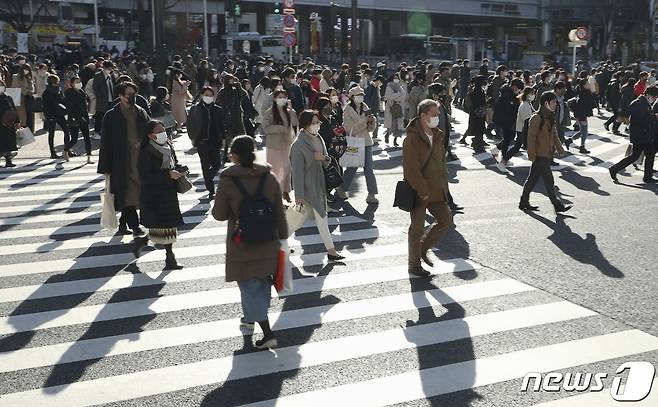 일본 도쿄 시부야 거리를 시민들이 걷고 있다. © 로이터=뉴스1