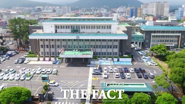 지난해 마지막 날인 12월 31일 하루 동안 총 5명(제주417~421)의 신규 확진자가 발생했다. 이로써 2021년 1월 1일 0시 기준 제주지역 누적 코로나19 확진자는 421명이 됐다.1월 1일 0시 이후 11시까지 추가 확진자는 없는 상태다. / 제주도 제공