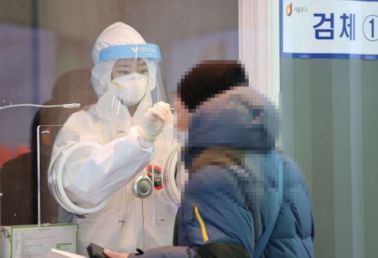 지난달 31일 오후 서울역 광장에 마련된 신종 코로나바이러스 감염증(코로나19) 임시 선별 검사소에서 의료진이 검체를 채취하고 있다. [이미지출처=연합뉴스]