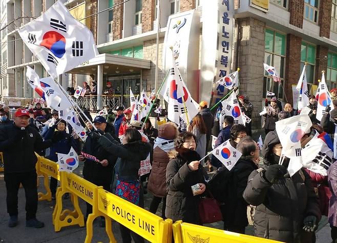 2017년 3월 9일, 박근혜 전 대통령의 헌법재판소 탄핵심판 선고기일을 하루 앞두고 지지자들이 헌법재판소 인근에서 집회를 열고 있다.