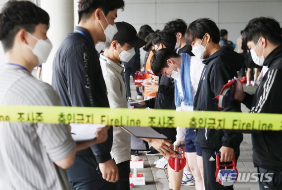 지난 7월 14일 오전 인천시 서구 아시아드주경기장 일원에서 열린 인천시 소방공무원채용 체력검정시험에서 응시생들이 악력 테스트를 받고 있다. 뉴시스