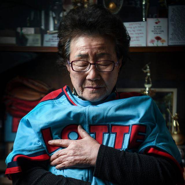 ‘인터뷰-엄마’의 첫 회는 ‘무쇠팔’ 고 최동원 선수의 모친 김정자씨다. 지난달 16일 부산 수영구 자택에서 만난 김씨가 아들의 롯데자이언츠 유니폼을 품에 안고 있다. 부산=이한호 기자