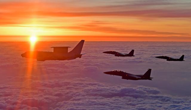하늘의 지휘소라 불리는 공군 항공통제기 E-737(피스아이)와 전투기 편대의 비행. 합참 제공