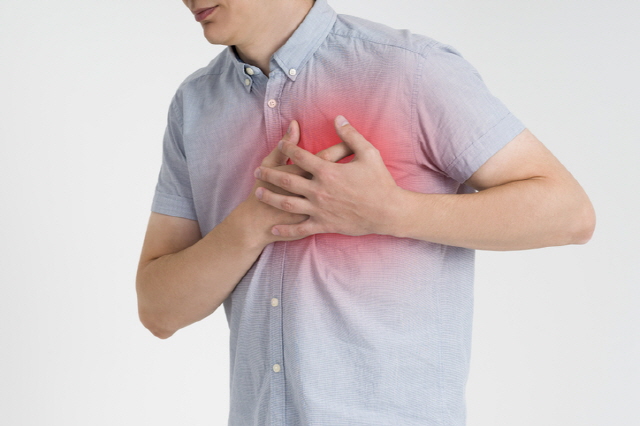 심장에 별다른 문제가 없는데도 가슴 통증이 지속된다면 한의학의 도움을 받는 것도 방법이다./사진=게티이미지뱅크