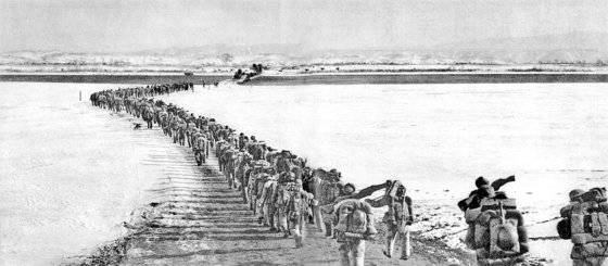 한국전쟁 초기 압록강을 건너고 있는 중공군 대열. [중앙포토]