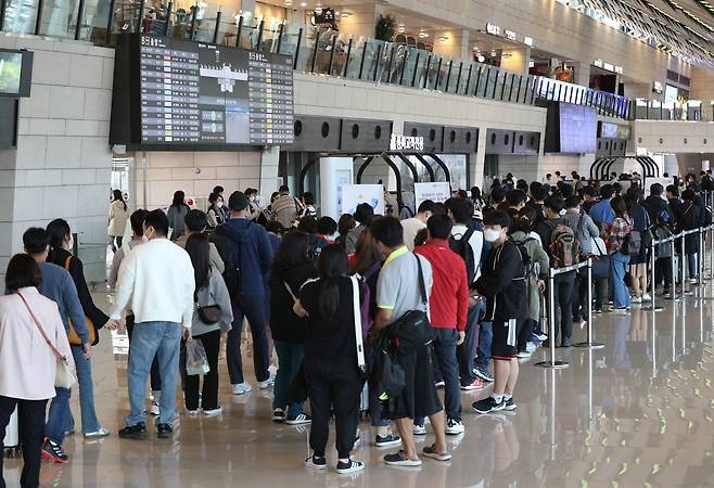 국내선 수요는 지난해 하반기들어 회복세를 보였다. 사진은 김포공항에 몰린 국내선 승객들. [뉴스 1]