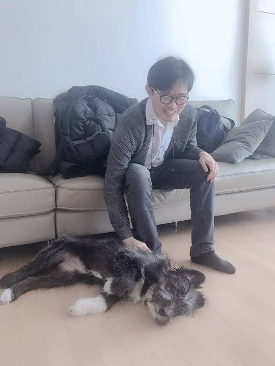 변호사 시절 친구집에서 임시 보호 중이던 강아지와 시간을 보내던 김동현 판사의 모습. [김동현 판사]