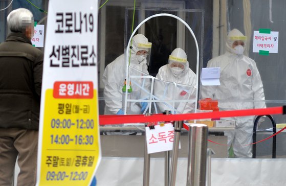 신종 코로나바이러스 감염증 신규 확진자가 1029명 발생한 1일 대전의 한 선별진료소를 찾은 시민이 검사를 받기위해 차례를 기다리고 있다. 김성태 프리랜서