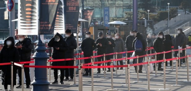 새해 첫 날인 1일 서울 중구 서울역 앞에 마련된 코로나19 임시선별검사소에서 시민들이 검사를 받기 위해 줄을 서고 있다. /사진=뉴스1