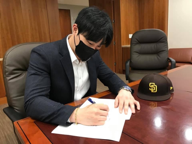 계약서에 서명하고 있는 김하성. 샌디에이고 SNS 캡처