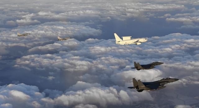 문재인 대통령이 탑승해 지휘비행 중인 공군 항공통제기 E-737기가 F-15K, F-16 전투기 편대의 호위를 받으며 상공을 비행하고 있다. 연합뉴스