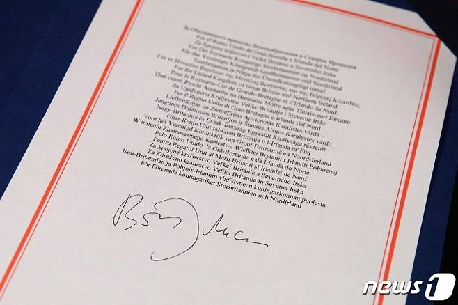 (런던 AFP=뉴스1) 우동명 기자 = 30일(현지시간) 런던 다우닝가 10번지 총리관저에 47년간의 동거를 끝내는 영국과 EU의 브렉시트 무역합의문에 보리스 존슨 영국 총리의 서명이 보인다. ⓒ AFP=뉴스1