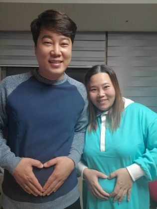 JLPGA 28승의 안선주 선수가 쌍둥이를 임신해 내년 5월 출산 예정이다. 그는 관련 사진을 SNS에 올렸다.