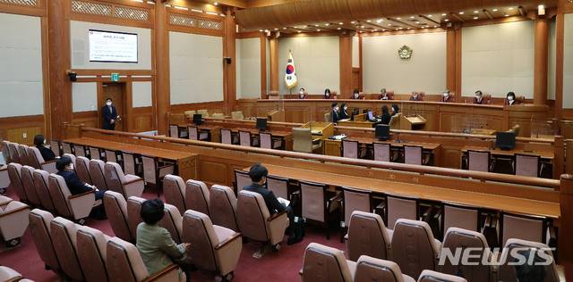 [서울=뉴시스]홍효식 기자 =유남석 헌법재판소장과 재판관들이 지난 10월29일 오후 서울 종로구 헌법재판소 대심판정에 입장해 자리하고 있다. 2020.10.29. yesphoto@newsis.com