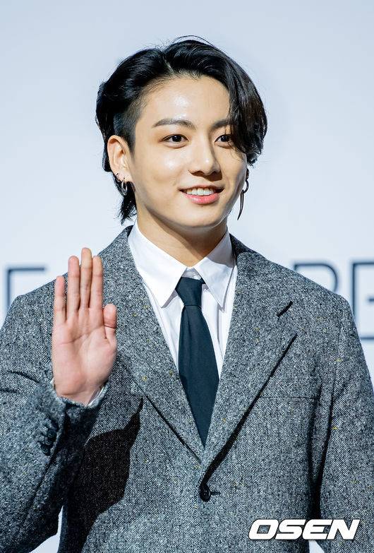 [OSEN=민경훈 기자]방탄소년단 정국이 무대 위에서 포토타임을 갖고 있다./ rumi@osen.co.kr