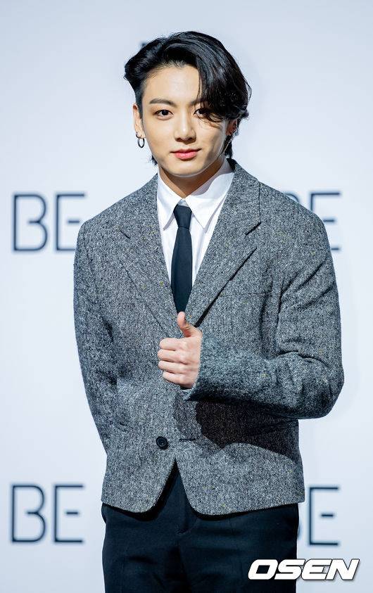 [OSEN=민경훈 기자]방탄소년단 정국이 무대 위에서 포토타임을 갖고 있다./ rumi@osen.co.kr