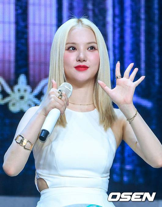 [OSEN=박준형 기자] 13일 오후 서울 광진구 광장동 예스24라이브홀에서 걸그룹 여자친구 미니앨범 '回:Song of the Sirens' 쇼케이스가 진행됐다.'回:Song of the Sirens'은 지난 2월 발매된 '回:LABYRINTH'에 이은 회(回) 시리즈의 두 번째 이야기로, 유혹 앞에 흔들리는 소녀의 이야기를 담았다.타이틀곡 'Apple'은 레트로가 가미된 트렌디한 리드 사운드를 기반으로, 세이렌의 노랫소리를 연상케 하는 보컬 찹(Vocal Chops)이 절묘하게 어우러진 팝 장르의 곡이다.여자친구 은하가 포즈를 취하고 있다. / soul1014@osen.co.kr