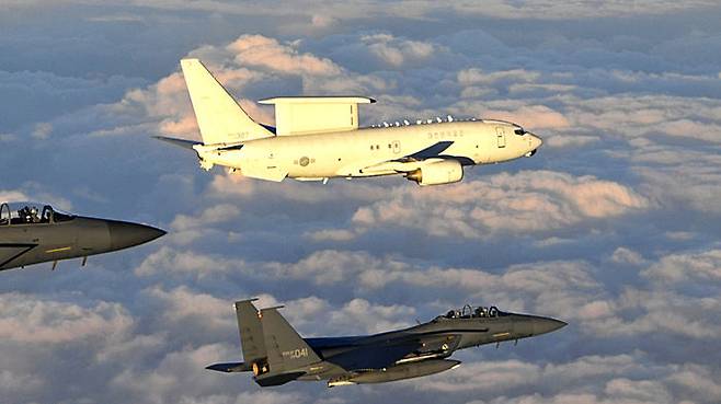 문재인 대통령이 지휘비행한 공군 항공통제기 E-737(위쪽) (사진=합참 제공, 연합뉴스)