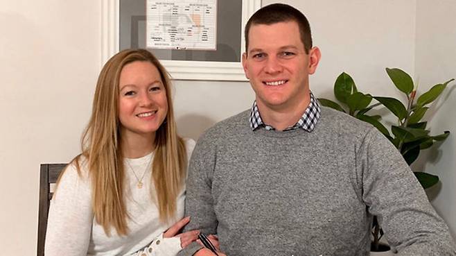 NC와 재계약한 루친스키와 아내 쉐라딘 (사진=NC 다이노스 제공, 연합뉴스)