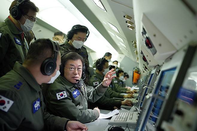 문재인 대통령이 새해 첫날인 1일 우리 공군의 E-737에 탑승해 군 군사대비태세를 점검하며 지휘비행을 하고 있다. 청와대 제공 