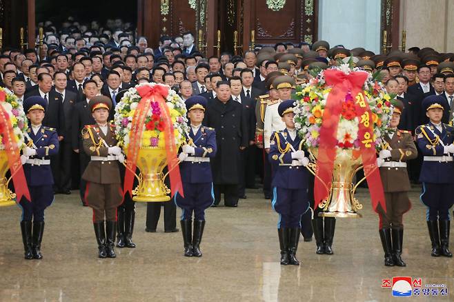 김정은 북한 국무위원장이 2021년 신년 첫날 노동당 제8차 대회 대표자들과 함께 금수산태양궁전을 참배했다고 1일1월 조선중앙통신이 보도했다. ⓒ연합포토