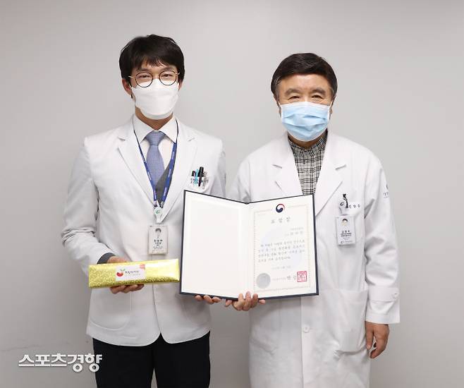가천대 길병원 신경외과 최대한 교수(왼쪽) 보건복지부장관상