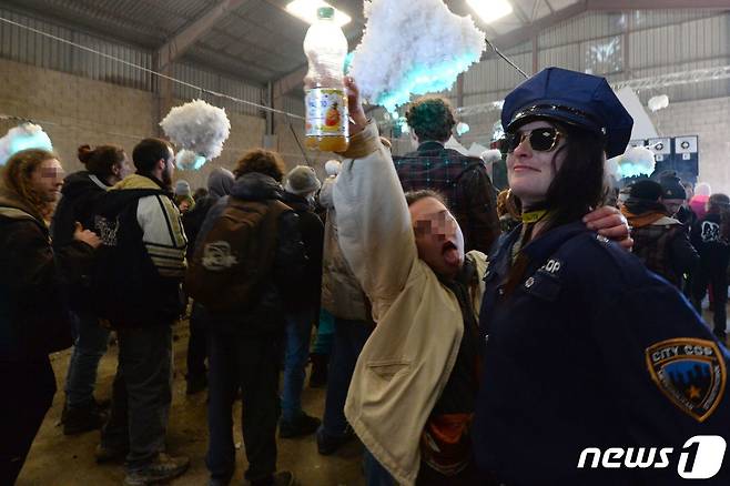 지난달 31일(현지시간) 프랑스 북서부 브르타뉴주 레네스 리우론의 대형 폐창고에서 열린 댄스파티. © AFP=뉴스1