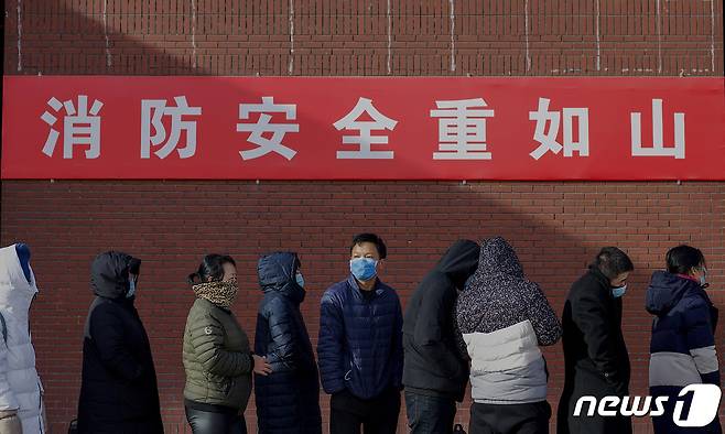 지난달 29일 중국 베이징 시민들이 코로나19 검사를 받기 위해 줄을 서 있다.  © AFP=뉴스1