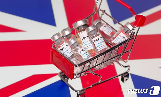 영국 국기와 코로나19 백신 약병. © 로이터=뉴스1