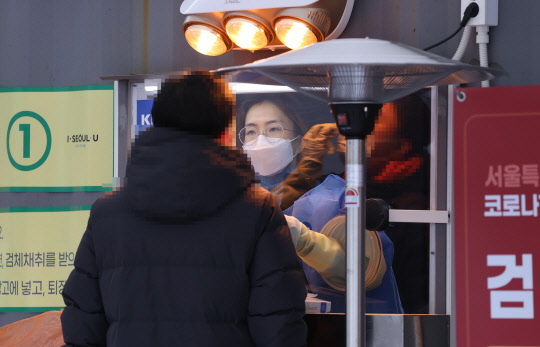 2021년 1월 1일 서울광장에 마련된 신종 코로나바이러스 감염증(코로나19) 임시 선별 검사소에서 의료진이 검체를 채취하고 있다. 



사진=연합뉴스