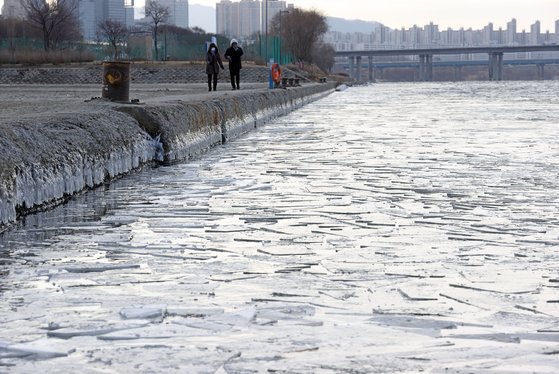 지난달 31일 오후 서울 송파구 천호대교 인근 한강에 얼음 조각들이 떠다니고 있다. 연합뉴스