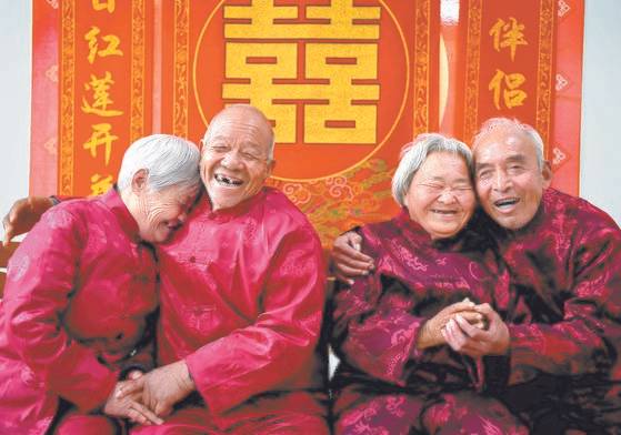 원만한 인간관계는 장수에 영향을 미친다. 사진은 요양원에서 결혼한 중국의 노인 신혼 부부들. [신화=연합뉴스]