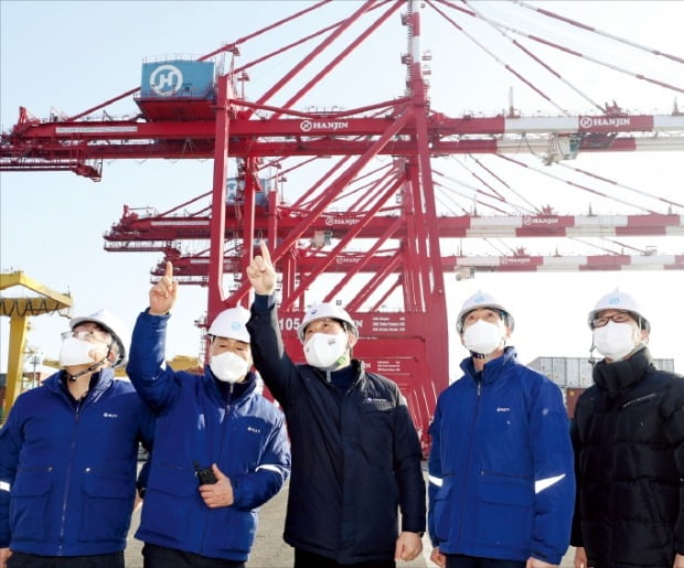 성윤모 산업통상자원부 장관(가운데)이 1일 인천 신항에 있는 한진컨테이너터미널에서 수출 현장을 점검하고 있다.  /뉴스1