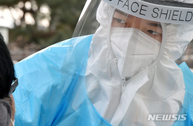 [대구=뉴시스] 이무열 기자 = 2021년 신축년(辛丑年) 새해 첫 날인 1일 오후 대구 중구 국채보상운동기념공원에 마련된 신종 코로나바이러스 감염증(코로나19) 임시 선별진료소에서 의료진이 검체를 채취하고 있다. 2021.01.01. lmy@newsis.com