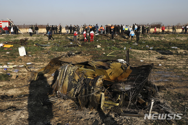 [ 테헤란=AP/뉴시스]이란 테헤란 인근에 지난해 1월8일(현지시간) 우크라이나 여객기가 추락해 기체 일부가 불에 탄채 땅바닥에 나뒹굴고 있다. 이번 사고로 탑승자 176명 전원이 사망했다. 2021.01.02.
