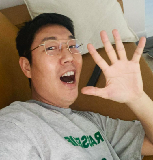 Comedian Kim Young-chul announced the current status of self-isolation through photographs.On the morning of the 2nd, Kim Young-chul posted several photos on his instagram and wrote, Is it high five? The meaning of that 5 is ... you have 5 days left.Kim Young-chul was broadcast on the 23rd of last month with a COVID-19 infected person and was judged to be a close contact and was in self-isolation for two weeks.So, until the 6th of this month, the self-isolation life will continue.On this day Kim Young-chul sang, Oh oh, sound ... I am your brother, I am your brother.He also prayed, Have a positive day, not negative today.Meanwhile, Kim Young-chul is appearing in the entertainment Knowing Brother and radio Kim Young-chuls Power FM.Kim Young-chul SNS