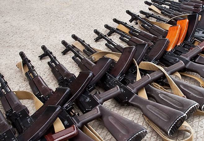 AK 소총은 중동 암시장에서 다양한 버전이 판매되고 있다. 게티이미지