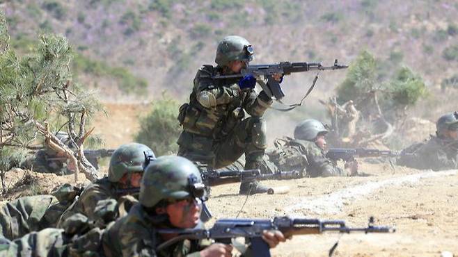 북한군 특수부대원들이 전방을 향해 AK소총으로 사격을 하고 있다. 세계일보 자료사진