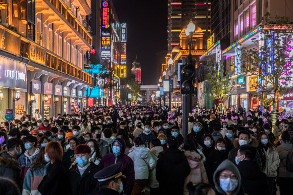 셀 수 없이 많은 사람이 모인 중국 우한의 2020년 12월 31일 모습(사진=연합 EPA)