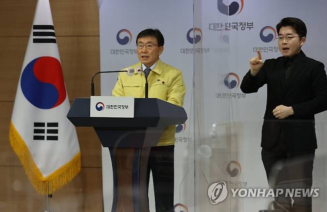 수도권 2.5단계 17일까지 2주 연장 (서울=연합뉴스) 서명곤 기자 =  권덕철 중앙재난안전대책본부 1차장(보건복지부 장관)이 2일 오전 정부서울청사에서  수도권의 '사회적 거리두기' 2.5단계와 비수도권의 2단계 조치를 오는 17일까지 2주 더 연장키로 했다고 밝히고 있다. seephoto@yna.co.kr