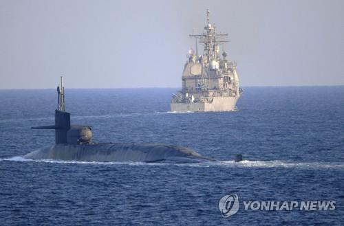 지난달 21일 미 해군이 공개한 핵잠수함 USS 조지아호와 순양함 USS 포트 로열호가 호르무즈해협에서 작전하는 모습. [AP=연합뉴스 자료사진. 미 해군 제공. 재판매 및 DB 금지]