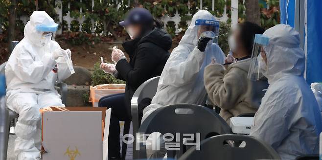 지난달 25일 오후 서울 동작구청 주차장에 마련된 선별진료소를 찾은 시민들이 무료로 코로나19 검사를 받고 있다. (사진=이데일리 DB)