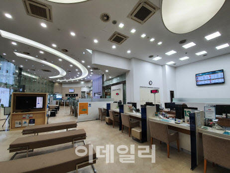 시중은행들의 고신용자 신용대출 제한이 시작됐던 11월 23일 오전 서울 을지로에 있는 한 은행 대출 창구 (사진=김유성 기자)
