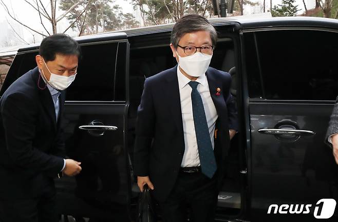 변창흠 국토교통부 장관이 29일 정부세종청사 국토교통부에서 취임식을 갖기 위해 차량에서 내려 청사로 이동하고 있다. 2020.12.29/뉴스1 © News1 장수영 기자