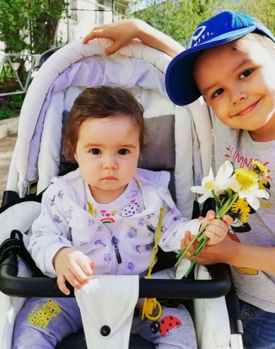 러시아의 한 차량에서 아빠와 함께 숨진 채 발견된 아야나(왼)와 아스카(오). 사진 출처 = 인스타그램 캡처