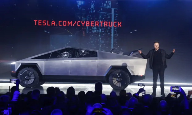 일론 머스크 테슬라 최고경영자(CEO)가 2020년 11월 21일 미국 로스앤젤레스 호손의 테슬라 디자인 스튜디오에서 ‘사이버 트럭’을 공개하고 있다. /AP 연합뉴스