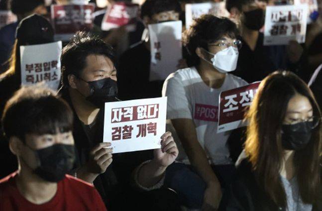 고려대 중앙광장에서 재학생 등이 조국 법무부 장관 사퇴와 조 장관 딸의 입학 취소를 촉구하는 촛불집회를 하고 있다. ⓒ연합뉴스