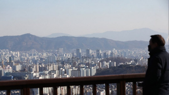 한 시민이 서울 남산에서 서울 도심 아파트 밀집 지역을 바라보고 있다. 



<연합뉴스>